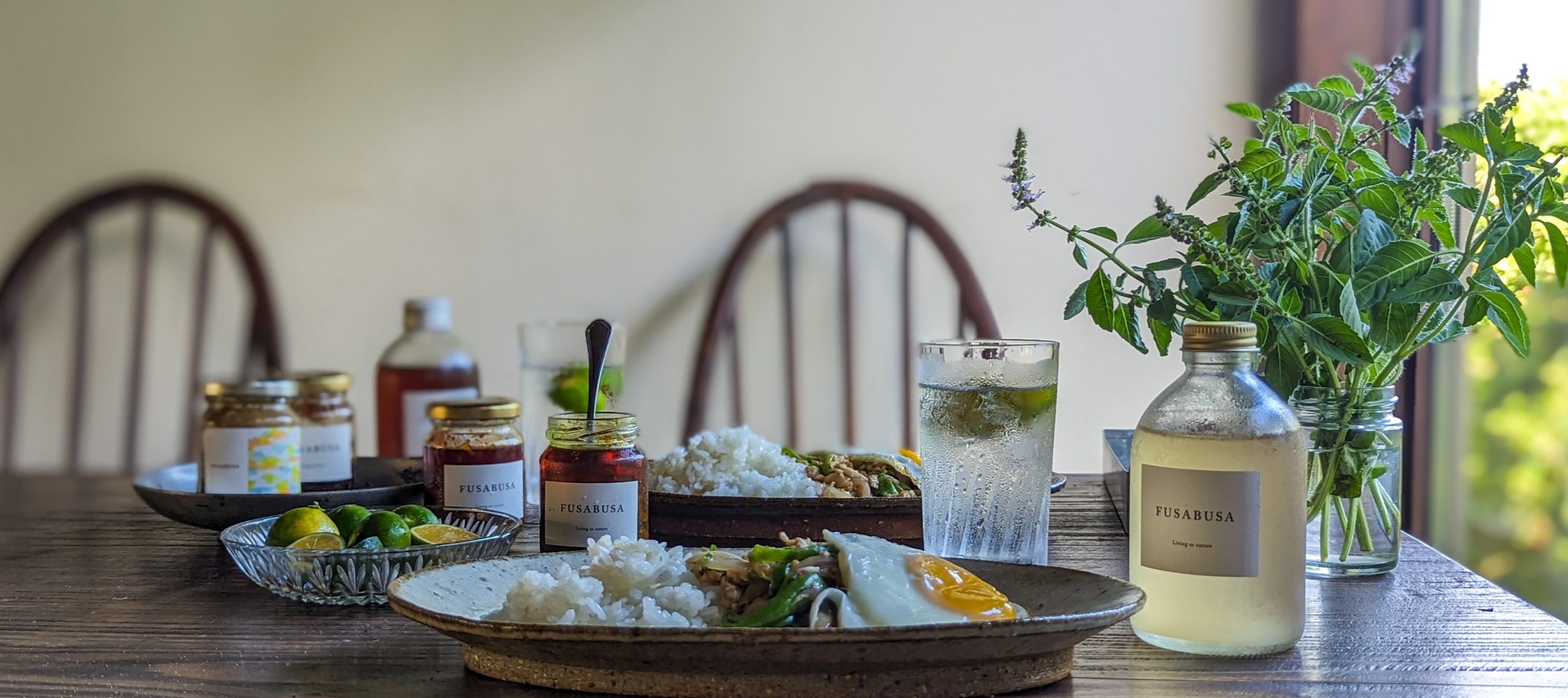 テーブルと料理の写真