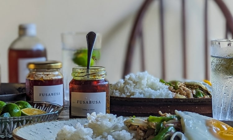 テーブルと料理の写真